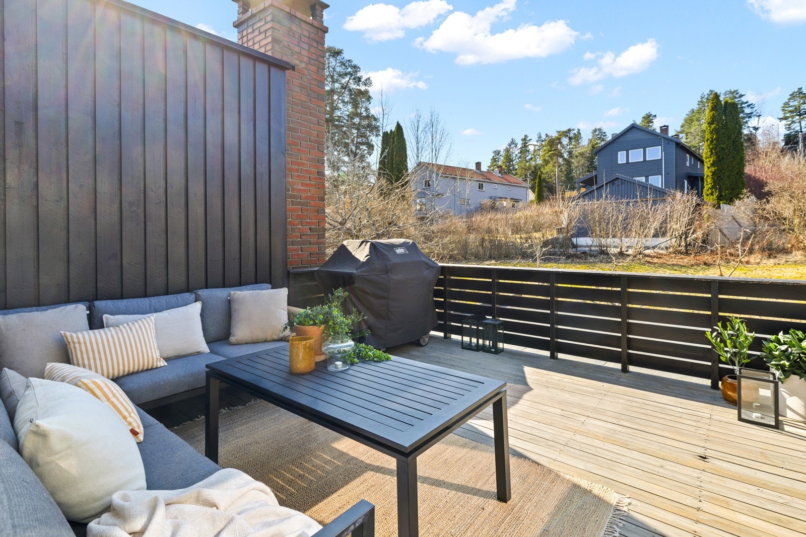Vestvendt veranda på ca. 16,5 m² med utsyn mot villaområde. Galleribilde