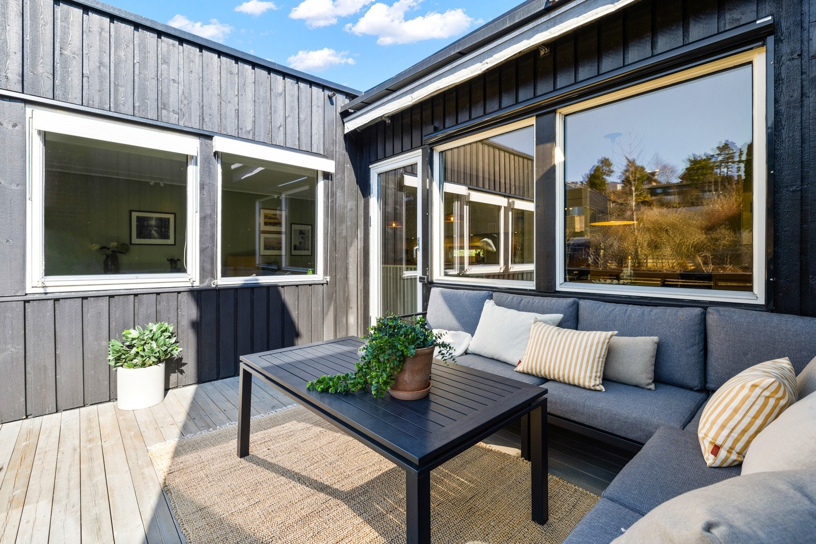 Enkel adkomst til verandaen fra spisestuen. Galleribilde