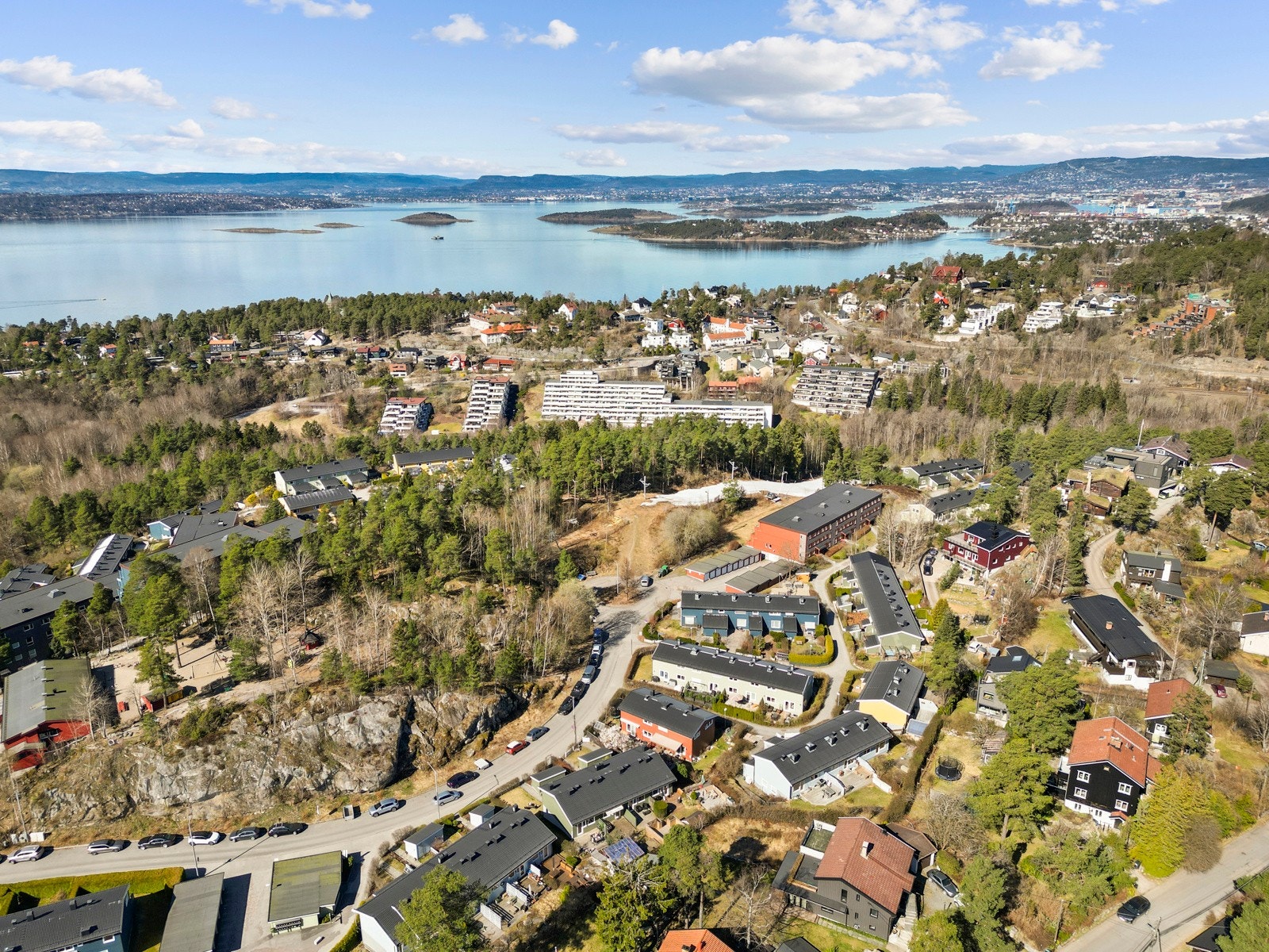 Her bor du med kort vei til både sjø, skog og byliv - en sjelden kombinasjon som gir det beste fra alle verdener. Galleribilde