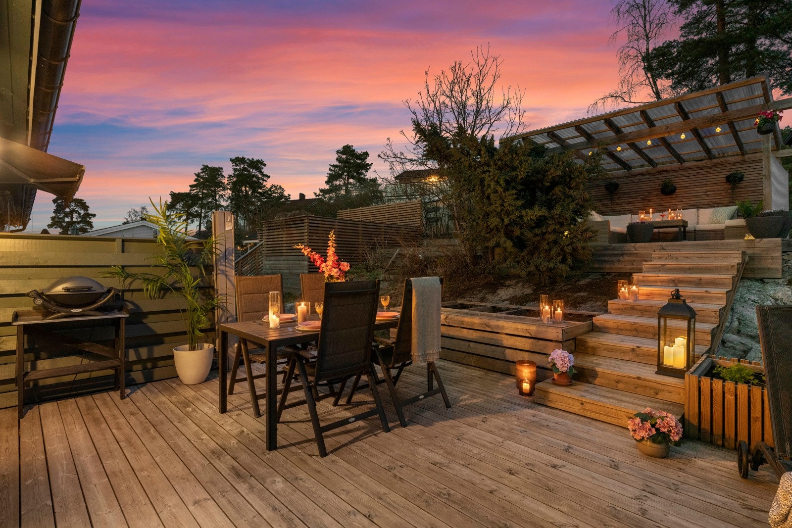 Stemningsfull og innbydende uteplass med flere nivåer og soner - perfekt for både avslapning og sosiale kvelder. Her kan du nyte lange sommerkvelder med god mat, lune lys og en atmosfære som gir følelsen av din egen private oase. Galleribilde