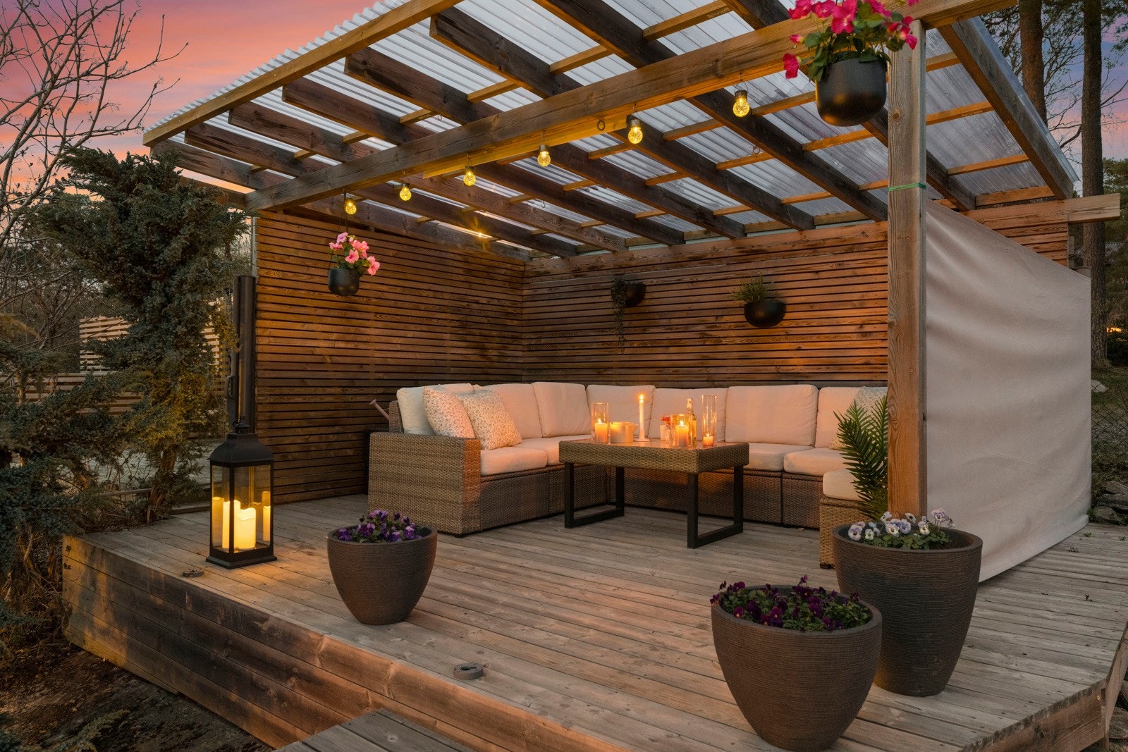 Enderekkehus fordelt over 2 plan med stort hageparti og terrasse! Galleribilde