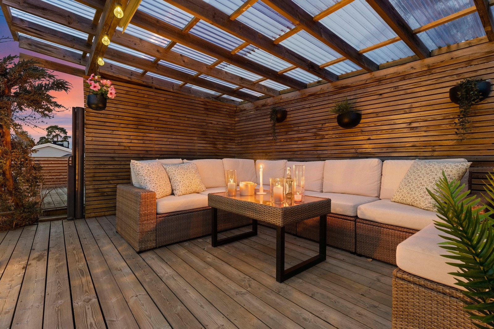 Overbygget og skjermet loungeområde med varm atmosfære og god plass til hele vennegjengen. Perfekt for lune sommerkvelder med levende lys, samtaler og noe godt i glasset - her ligger alt til rette for kvalitetstid, uansett vær. Galleribilde