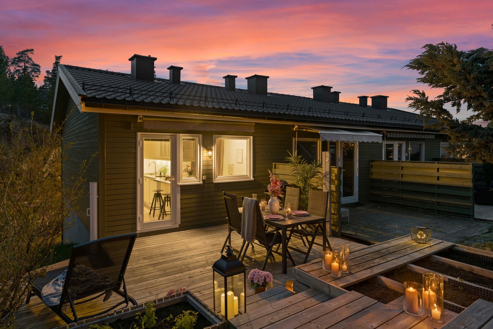 Loungeområde er perfekt plassert for å nyte dagens siste solstråler og vakre solnedganger. Her får du en lun og stemningsfull uteplass med god atmosfære fra morgenkaffen til kveldens måltid. Galleribilde