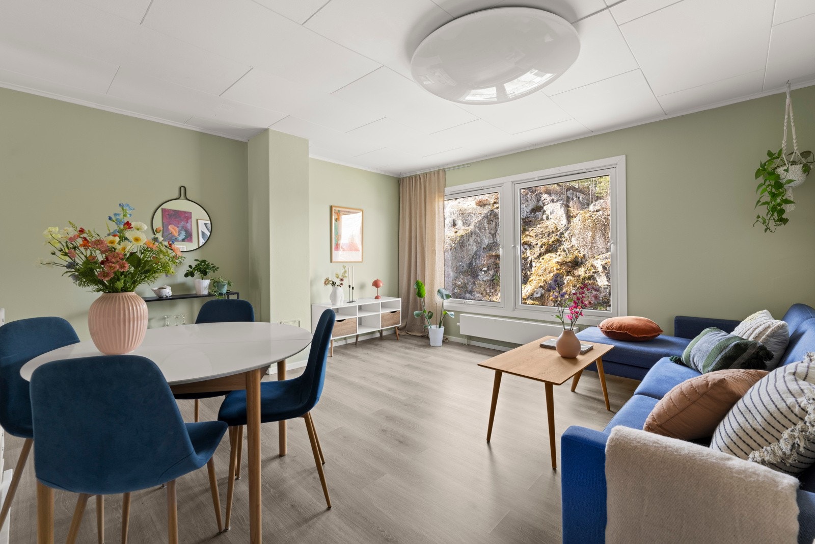 God plass til både sitte- og spisegruppe. Galleribilde