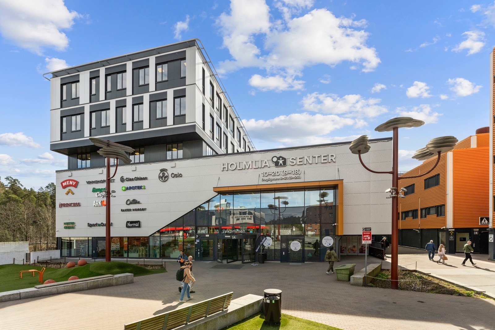 Velkommen til nye Holmlia senter med et bredt utvalg av butikker og serverinssteder. Galleribilde