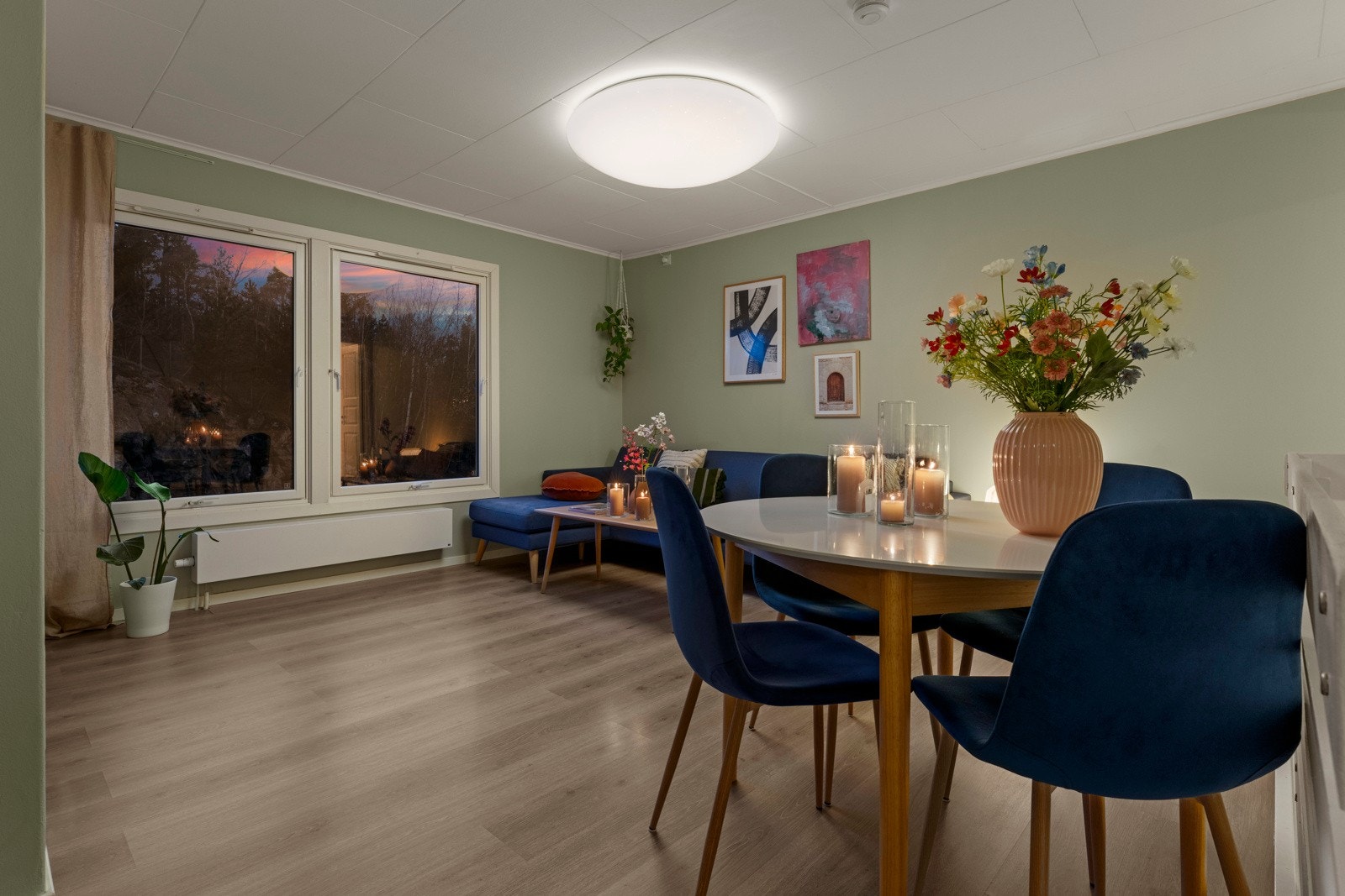 Romslig stue med gode vindusflater som sikrer rikelig med naturlig lysinnslipp! Galleribilde