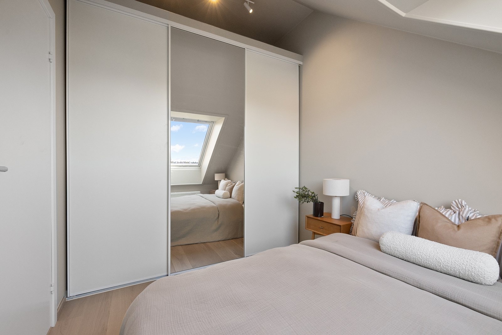 Langs den ene veggen er det romslig skyvedørsgarderobe. Galleribilde