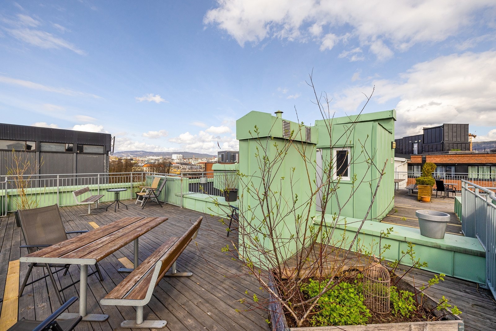 Her er det flere sittegrupper og beplantning. Optimale sol- og utsiktsforhold. Galleribilde