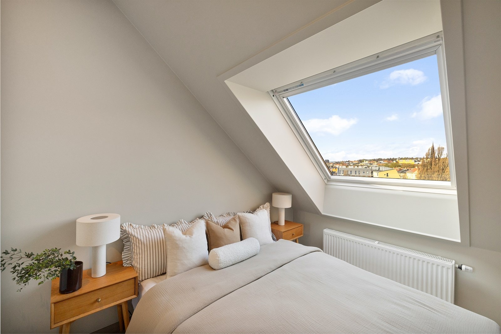 Rommet har stort vindu som sikrer godt med lys og luft. Galleribilde