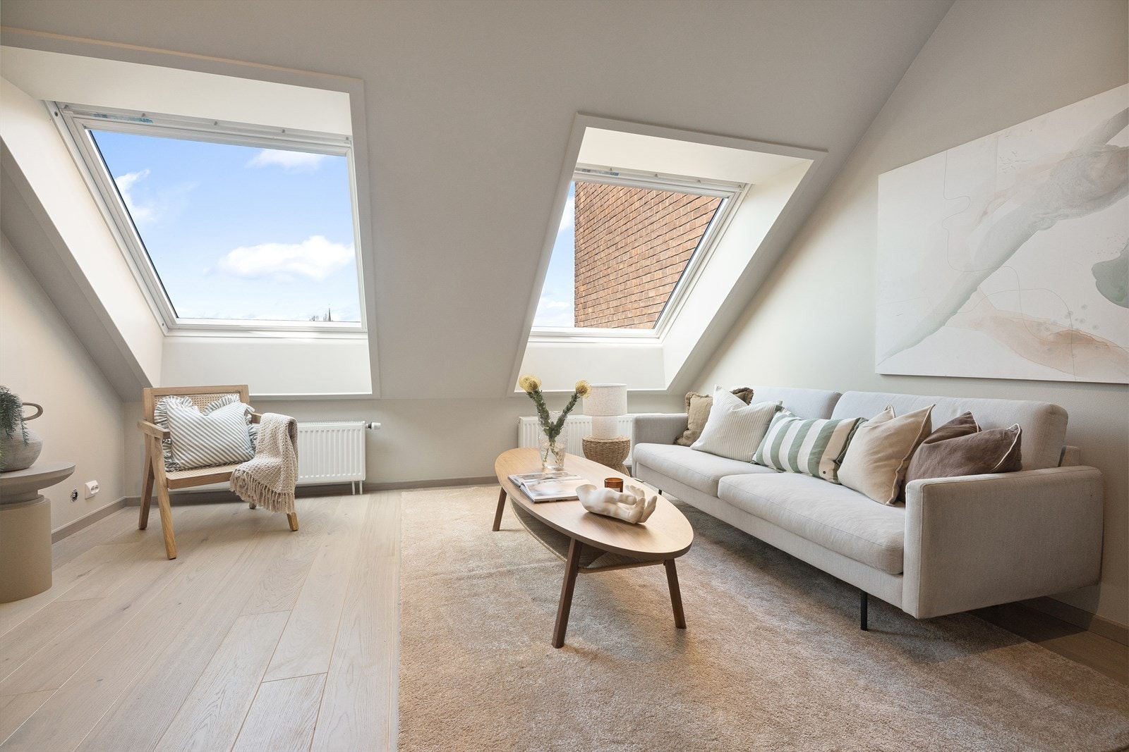 Leiligheten har en innbydende, lys og gjennomført stue med store vindusflater Galleribilde