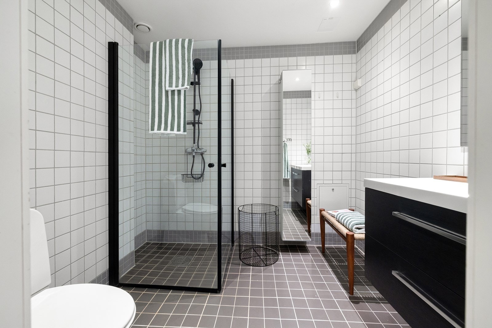 Badet fra 2007 har flislagte overflater, behagelig gulvvarme og downlights i himling. Det er opplegg for vaskemaskin. Galleribilde