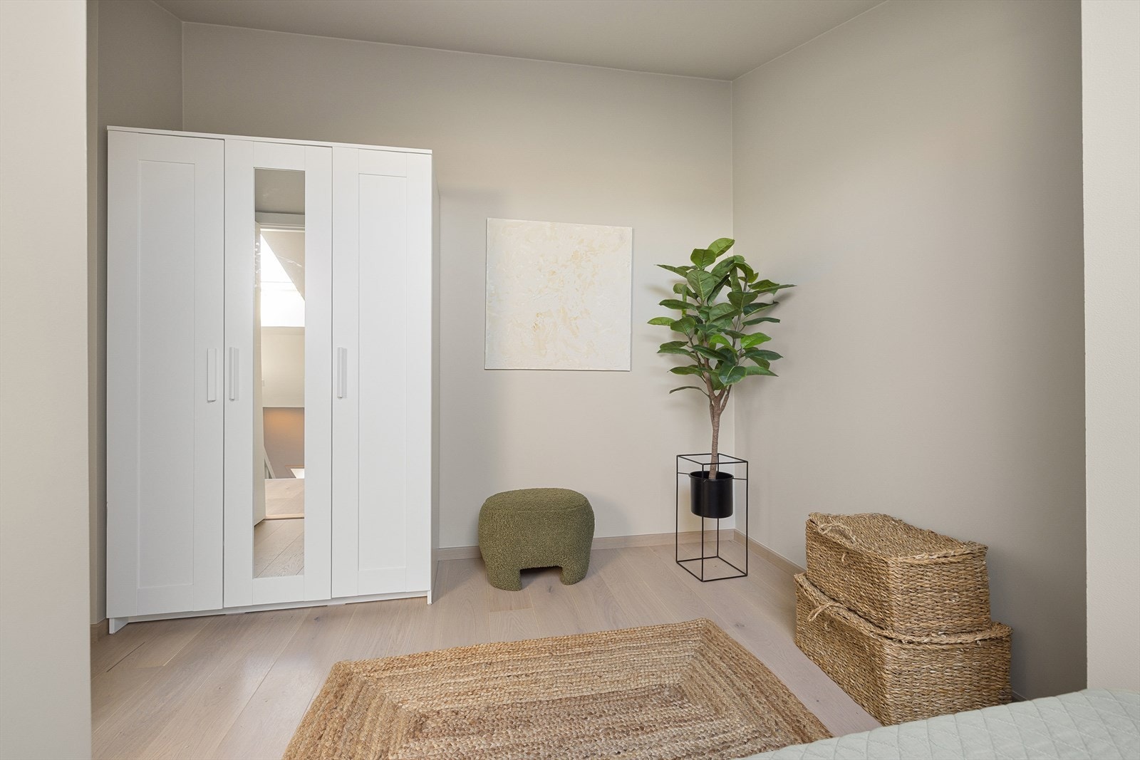 Begge rommene har plass til seng, skrivepult og skap. Galleribilde