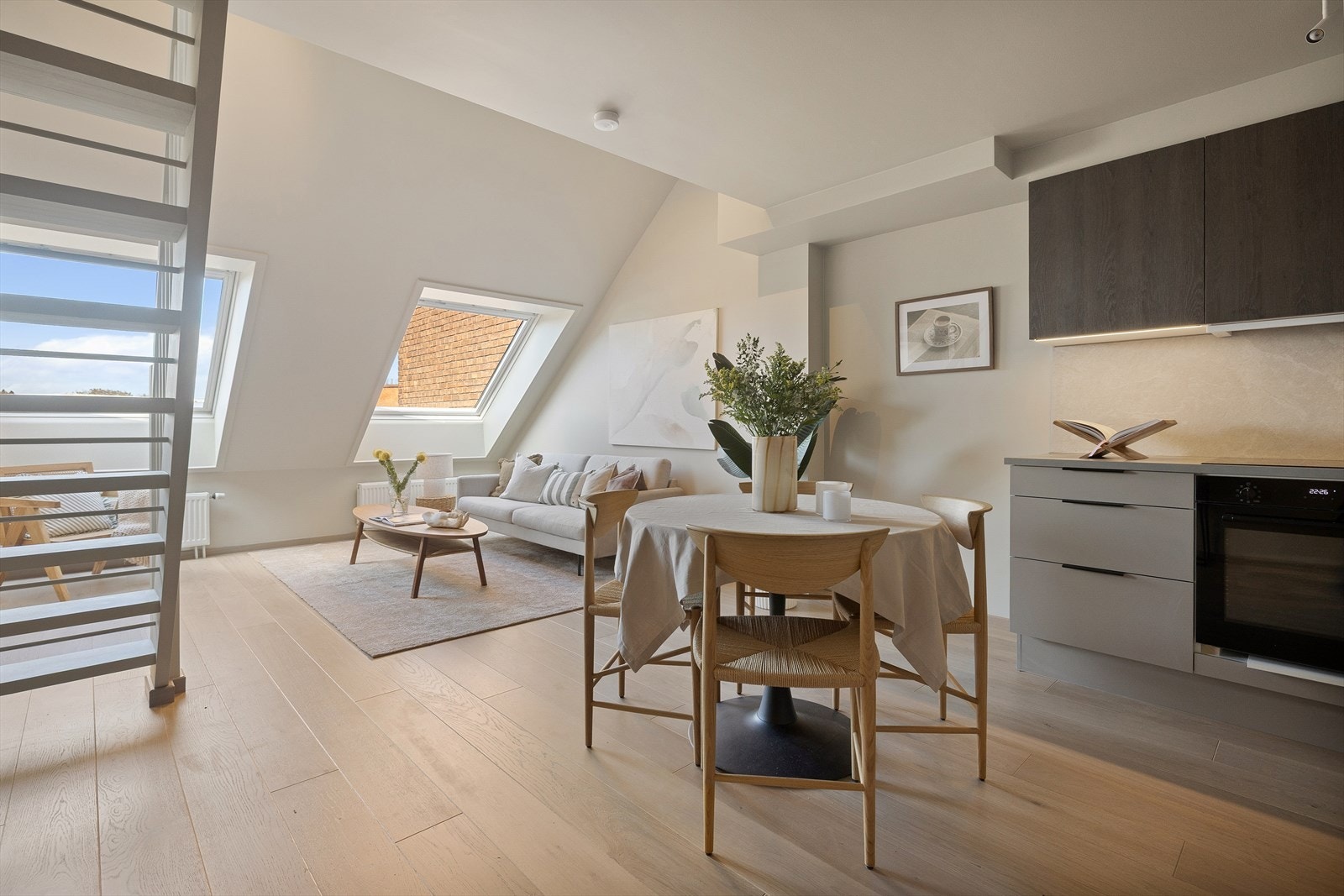 Ved kjøkkenet er det god plass til spisebord. Galleribilde