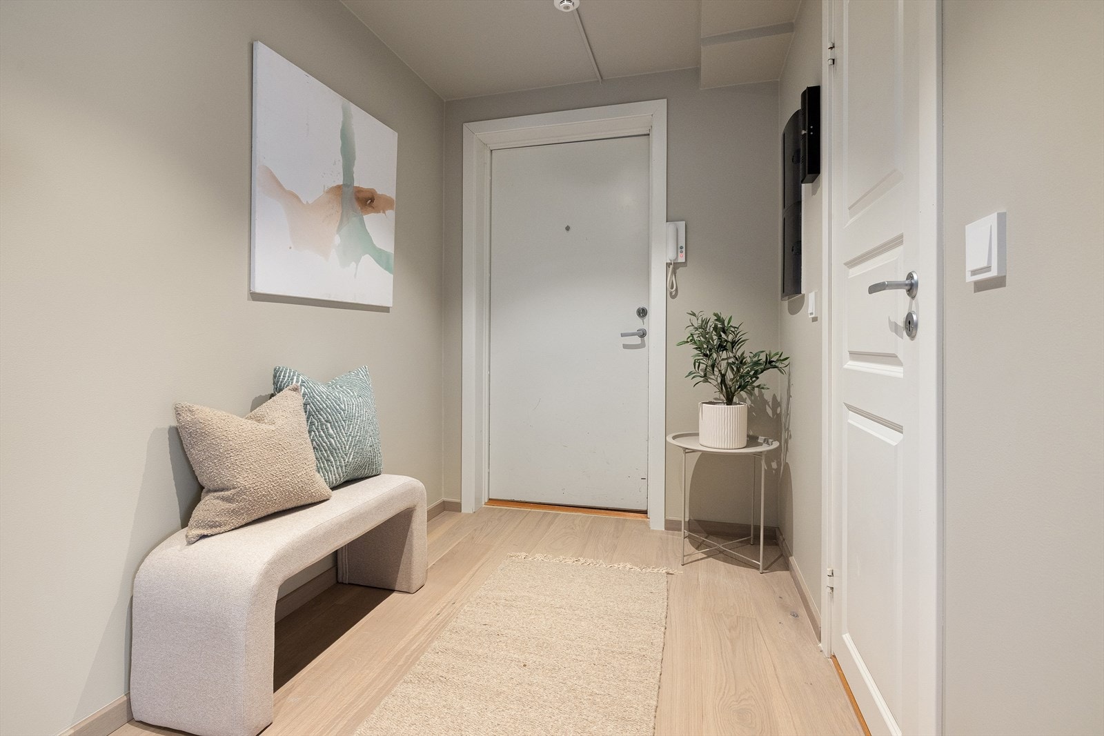 Det er plass til knagger og skohylle for oppbevaring av yttertøy. Galleribilde