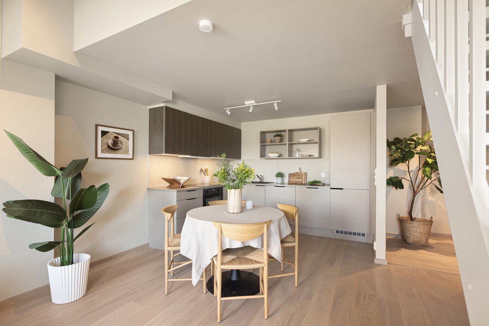 Nytt, moderne og stilren kjøkken i åpen løsning, men naturlig skjermet. Galleribilde