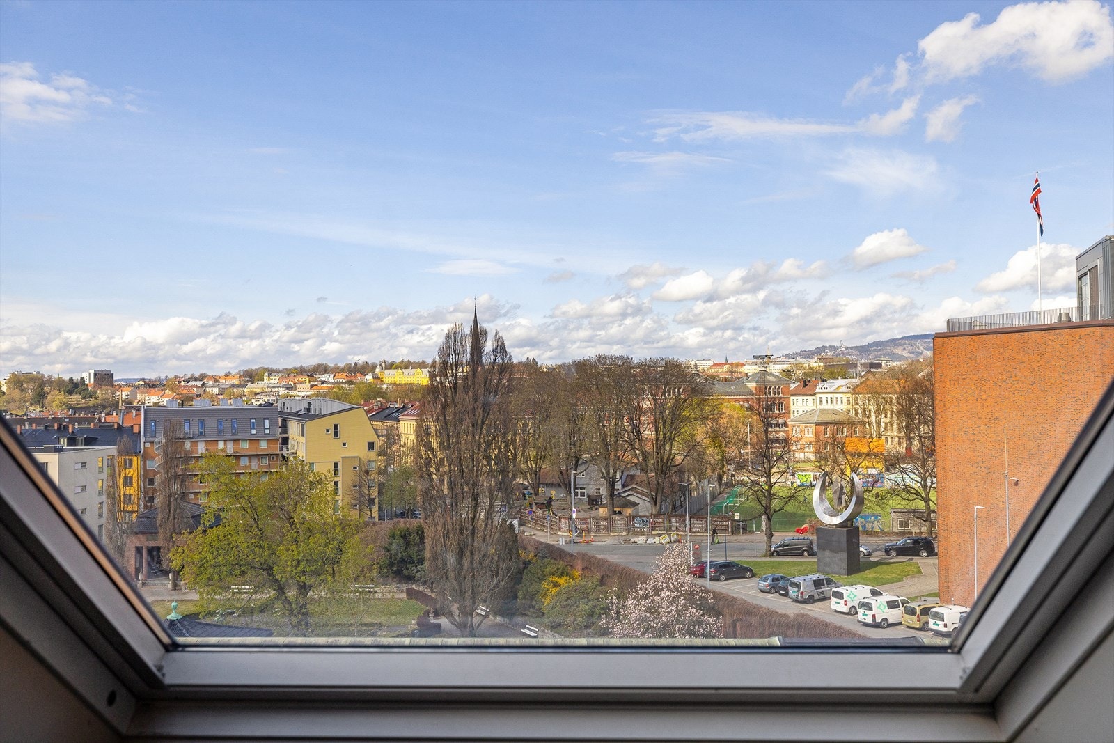 Her bor du høyt og fritt med åpen, usjenert utsyn. Det er flott utsikt mot Freiaparken og Holmenkollen. Galleribilde