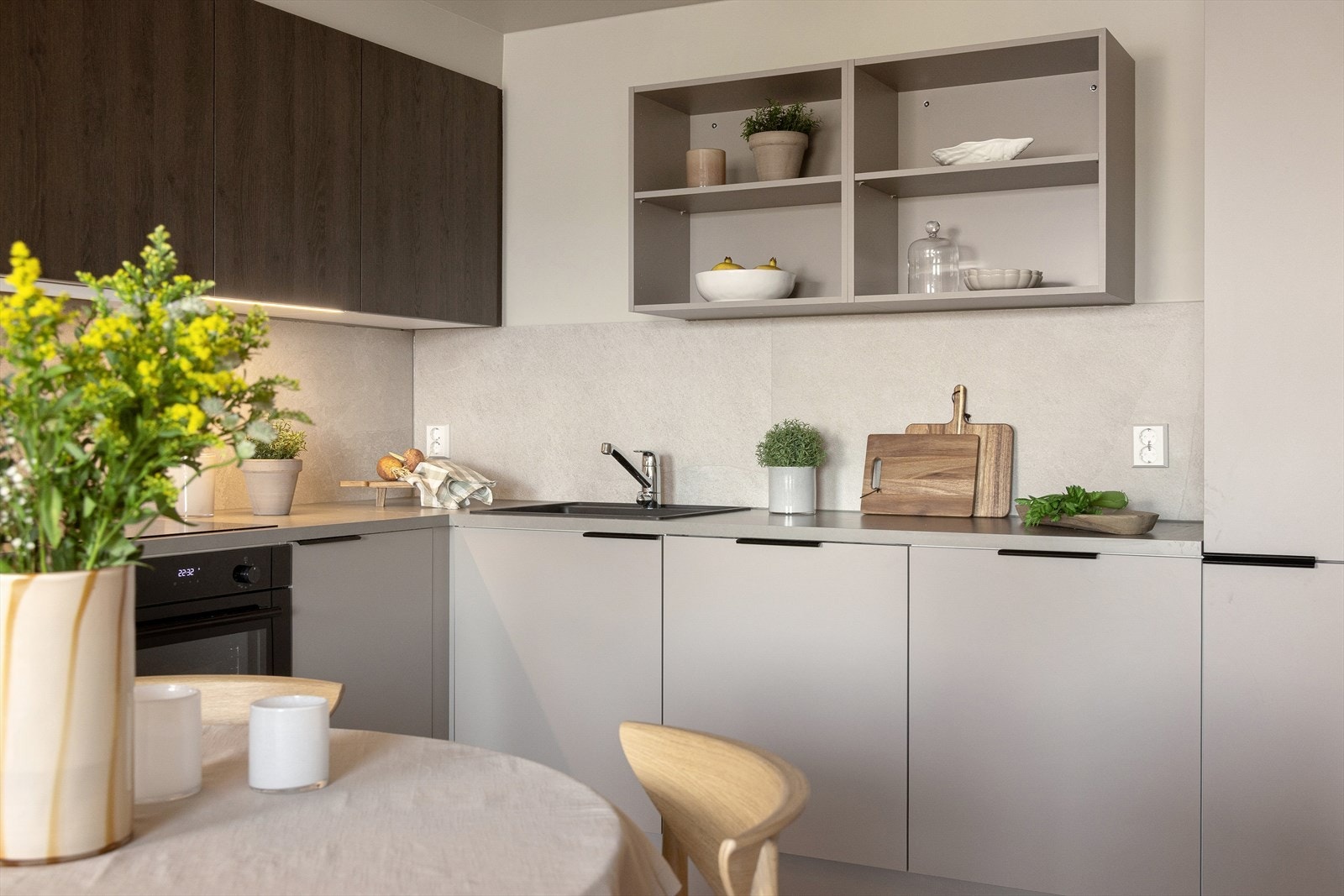 Kjøkkenet er utstyrt med integrerte hvitevarer som komfyr, platetopp, oppvaskmaskin, kjøl/ fryseskap samt ventilator over kokesone. Det er avtrekk via mekanisk avtrekksanlegg. Galleribilde