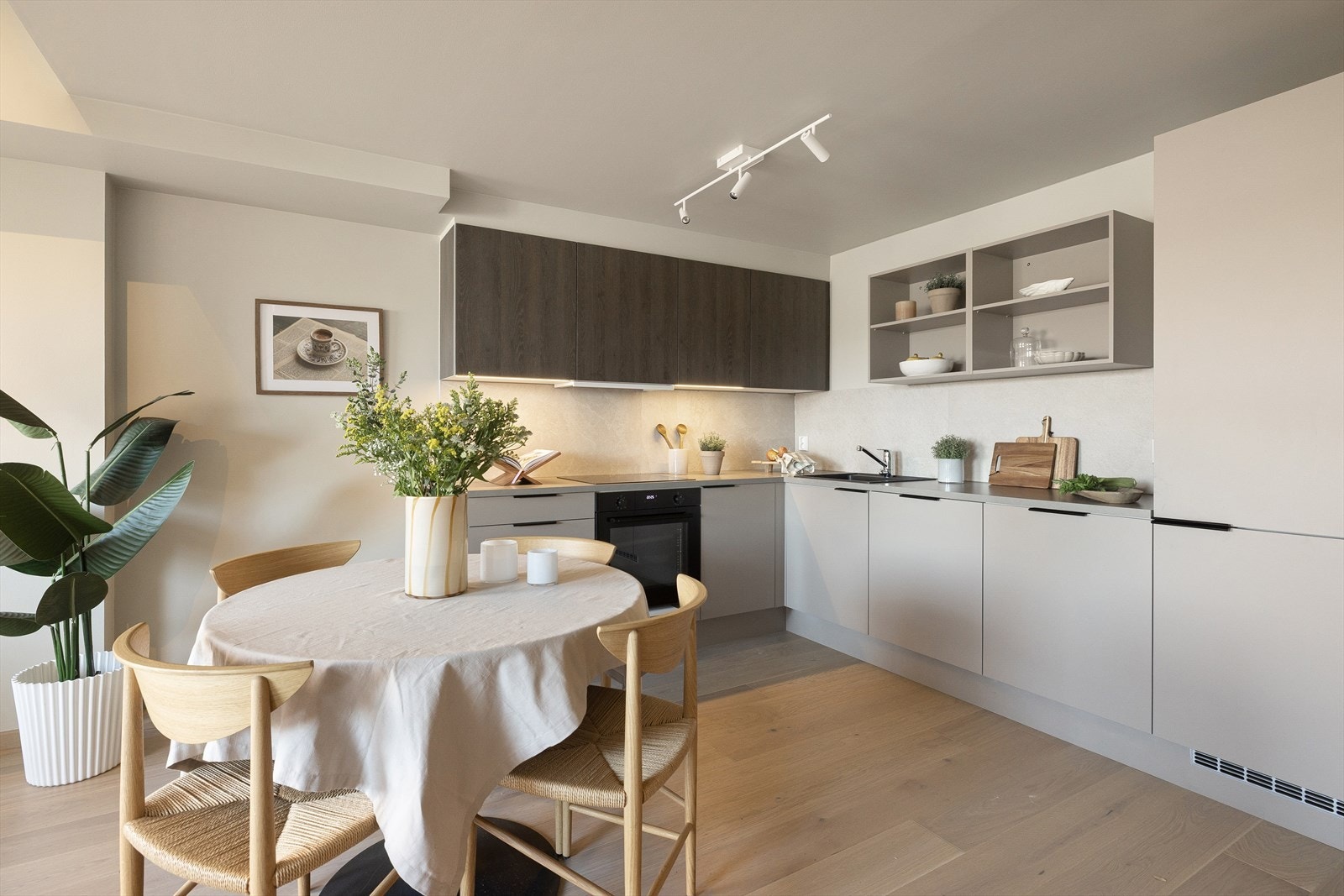 Tidsriktig innredning fra kvalitetsleverandøren HTH med glatte fronter og benkeplate i laminat. Galleribilde