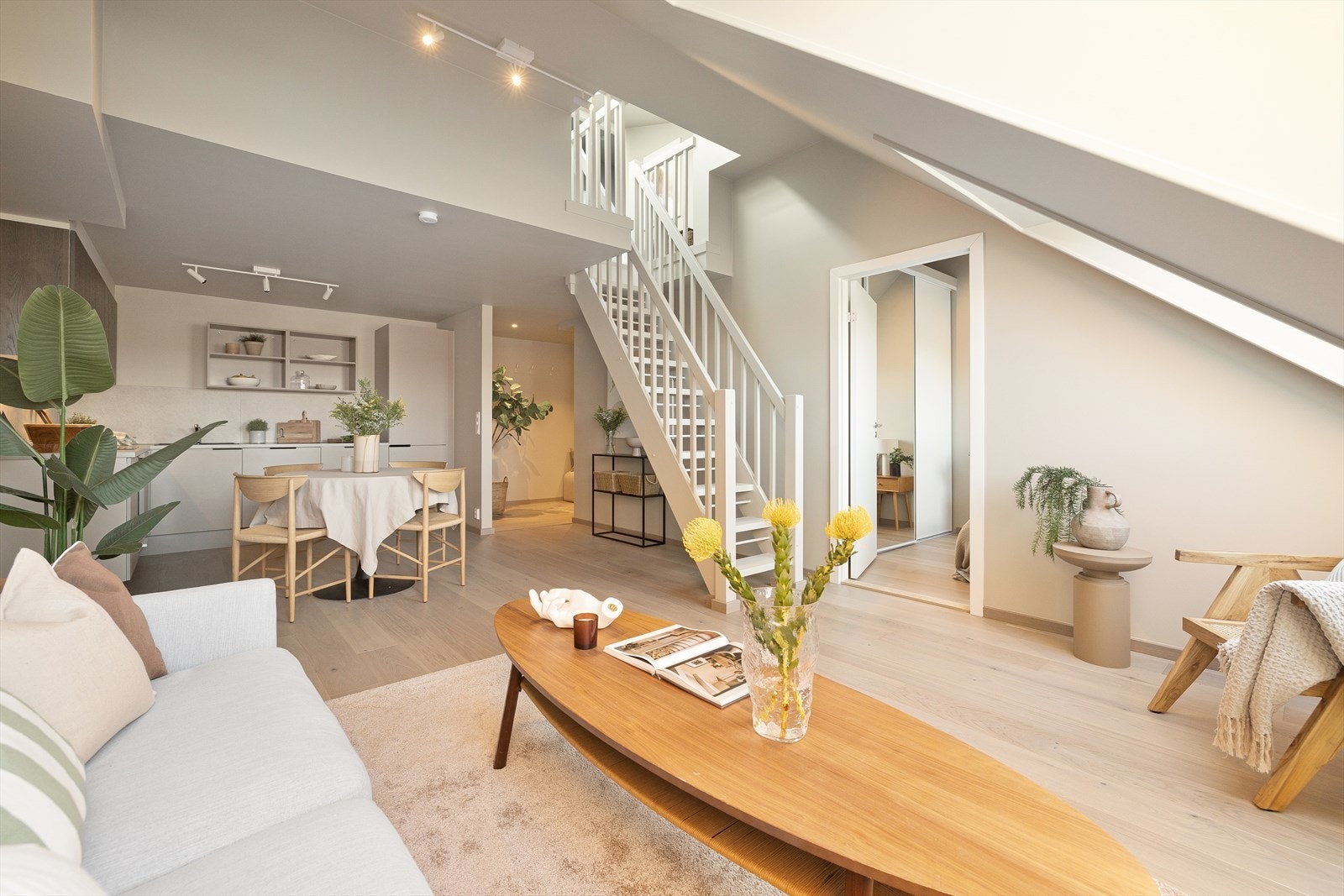 En nyoppusset, rålekker og strøken toppleilighet over to plan. Galleribilde