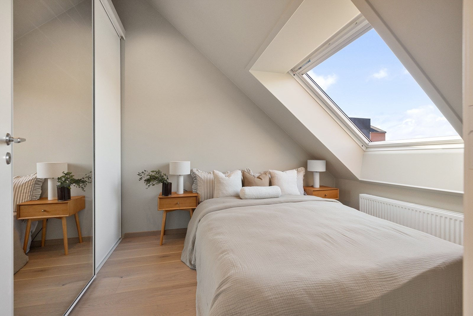 Hovedsoverommet er innbydende, og har god plass til dobbeltseng og nattbord. Galleribilde