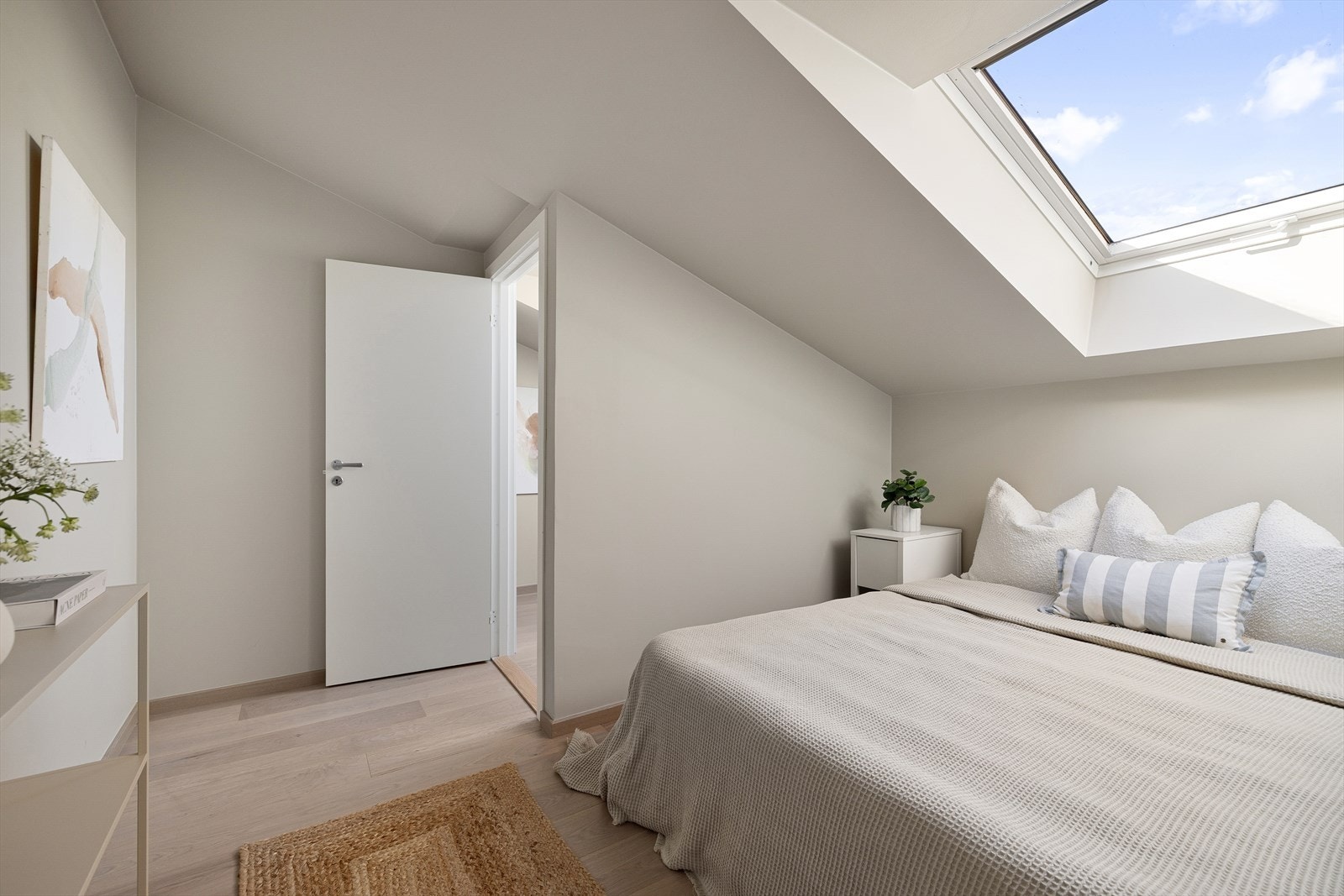 Begge soverommene er holdt i den samme, lune fargepaletten som resten av leiligheten. Galleribilde