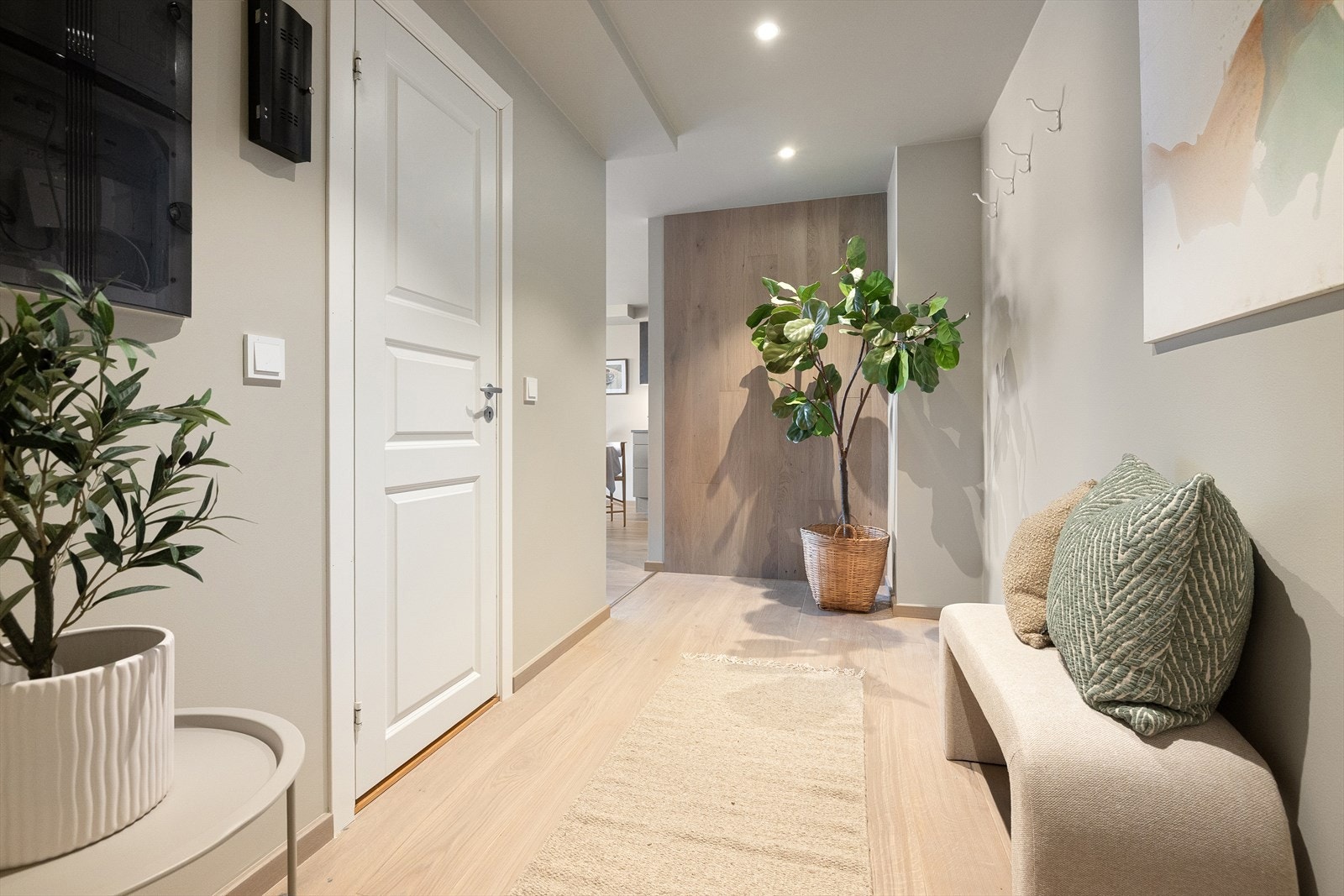 I gangen får du et umiddelbart godt og riktig førsteinntrykk av boligen. Galleribilde