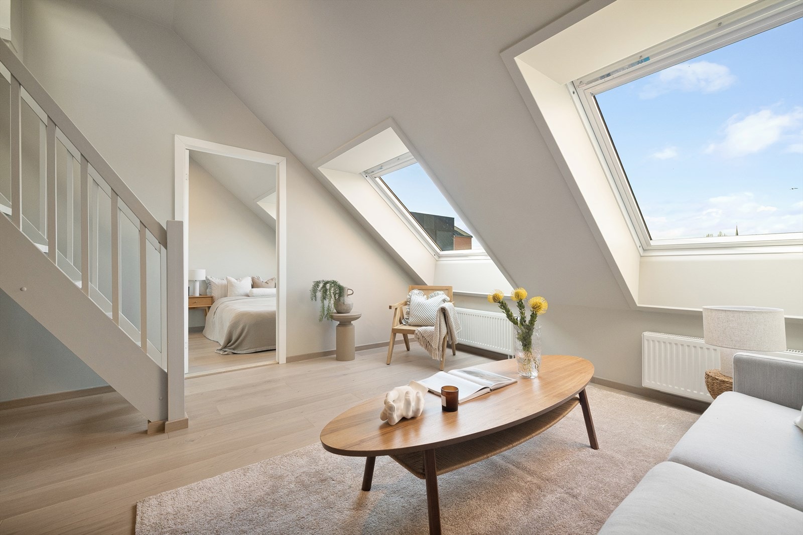 Det er god plass til stor sofagruppe med tilhørende sofabord og tv-benk Galleribilde