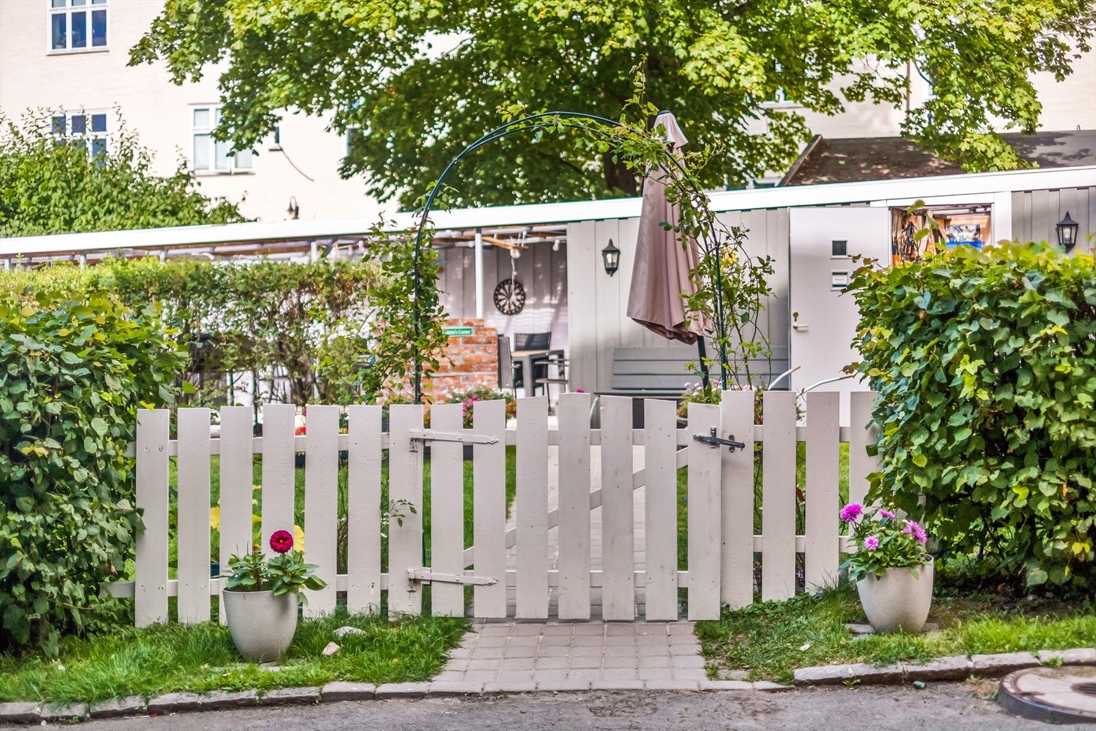 Bakgård. Galleribilde