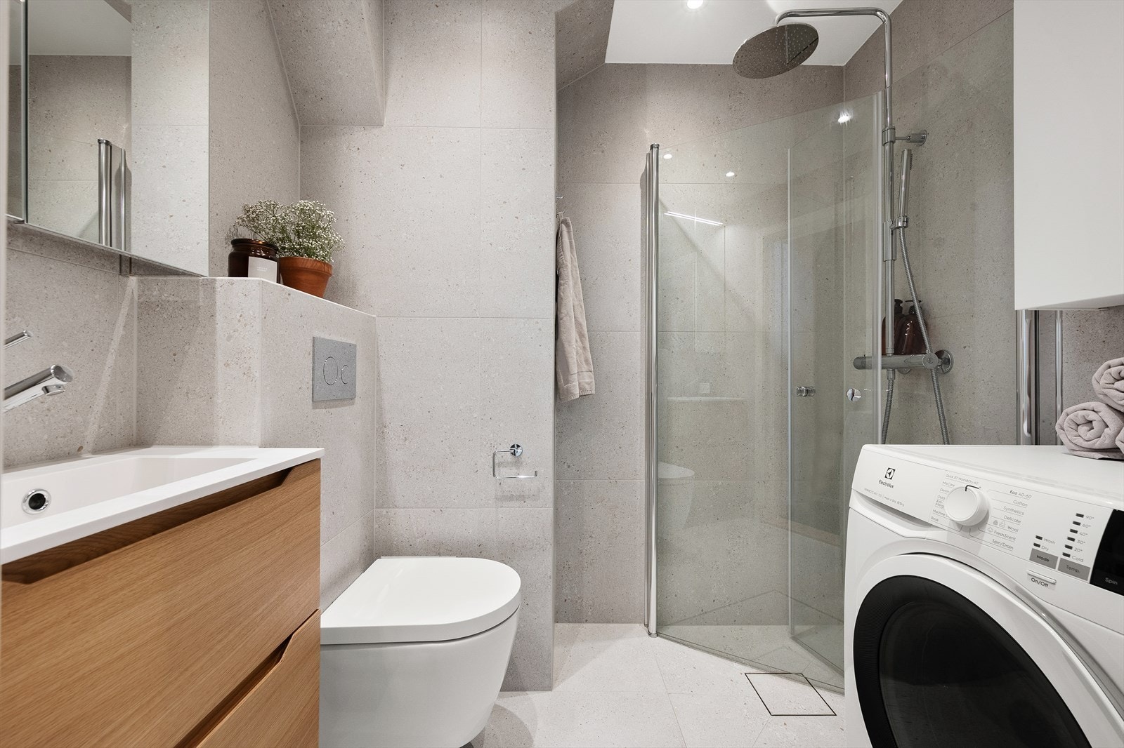 Rålekkert og delikat bad som ble totalrenovert våren 2024, av Rørlegger og Boligkonsulenten AS. Badet har moderne farge- og materialvalg med flislagte overflater, elektrisk gulvvarme og innfelte downlights i himling. Galleribilde
