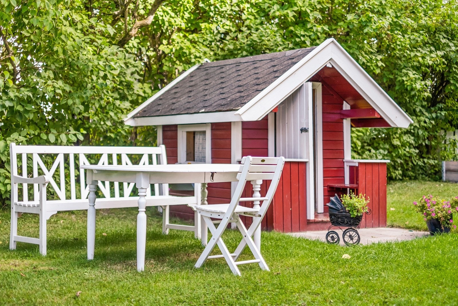 Barnevennlig opparbeidet bakgård med lekeplass for de minste, sittegrupper og felles lysthusfor beboerne. Galleribilde