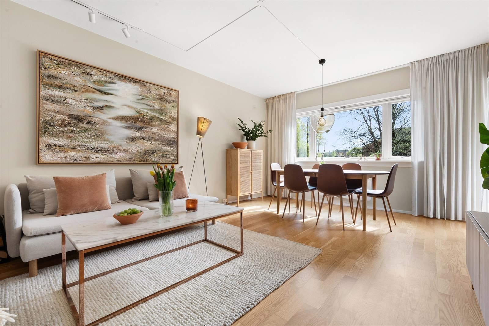 Lys, lun og innbydende stue av god størrelse. Galleribilde