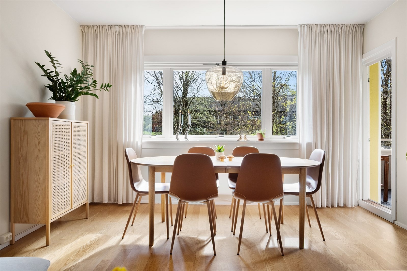 Leiligheten ligger i 3. etasje og inneholder entré, kjøkken, stue, to soverom og bad. Galleribilde