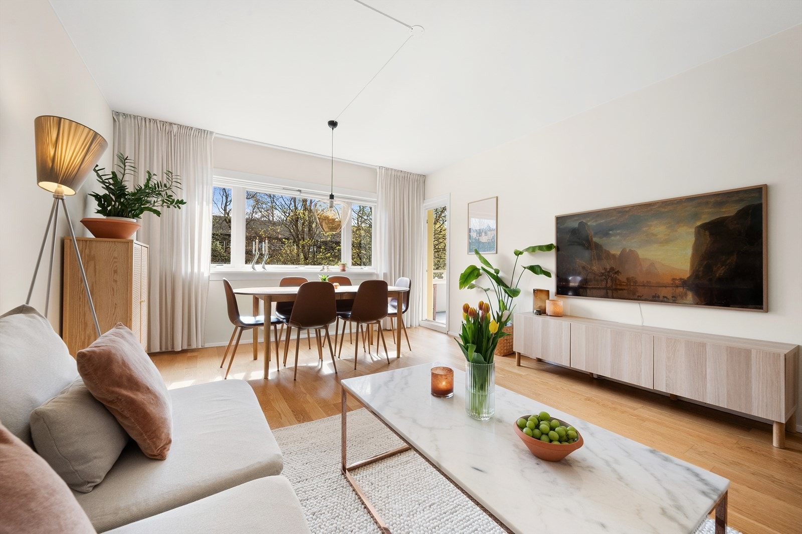 I stuen er det god plass til stor sofagruppe med tilhørende sofabord og tv-møblement samt spisebord. Galleribilde