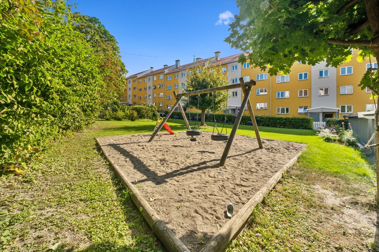Bakgård. Galleribilde
