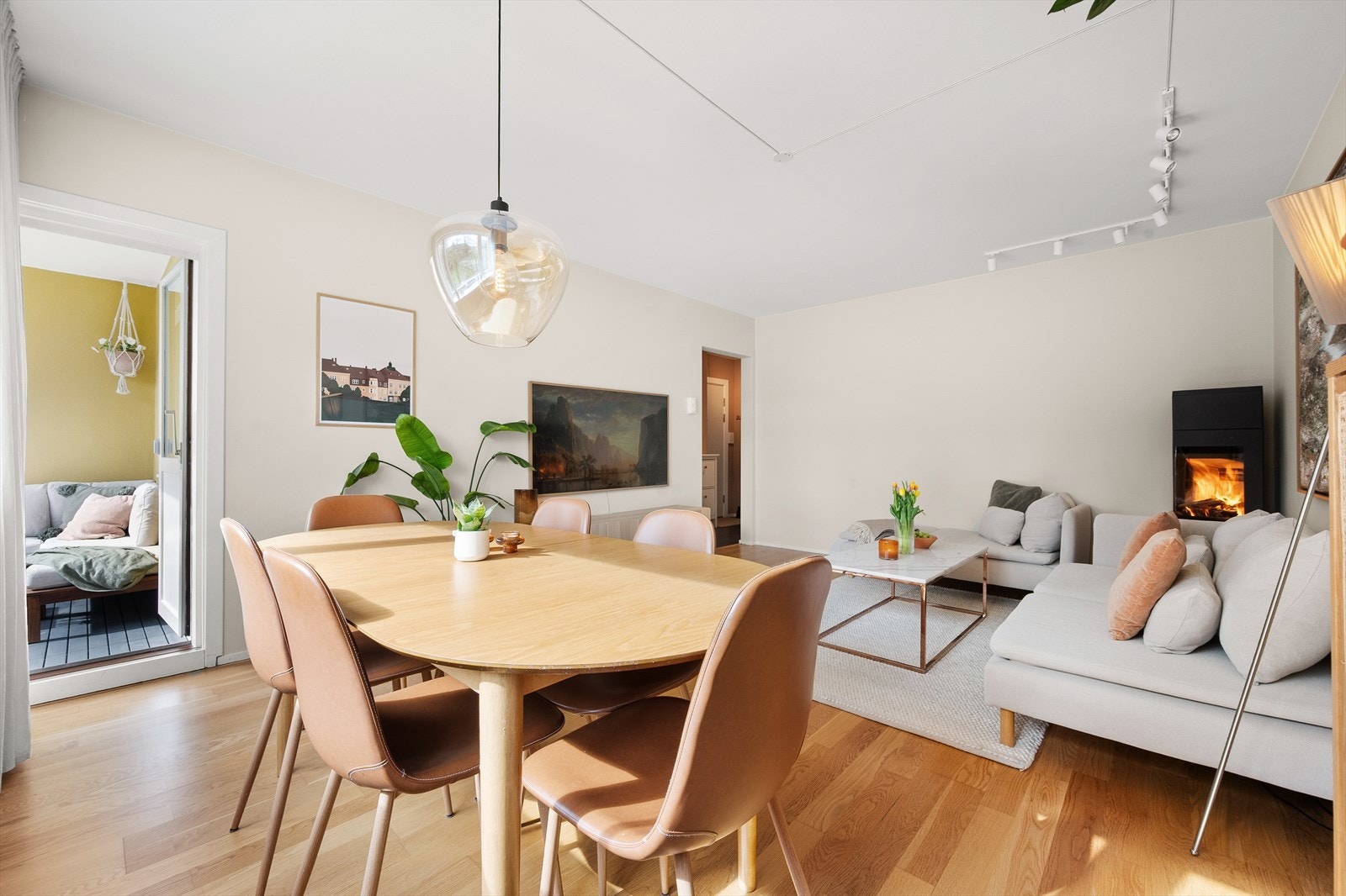 Leiligheten oppleves gjennomført med pent gulv og vegger malt i lune, tidsriktige farger (malt i 2022). Takhøyden i stuen ble målt til 2,54 meter. Galleribilde