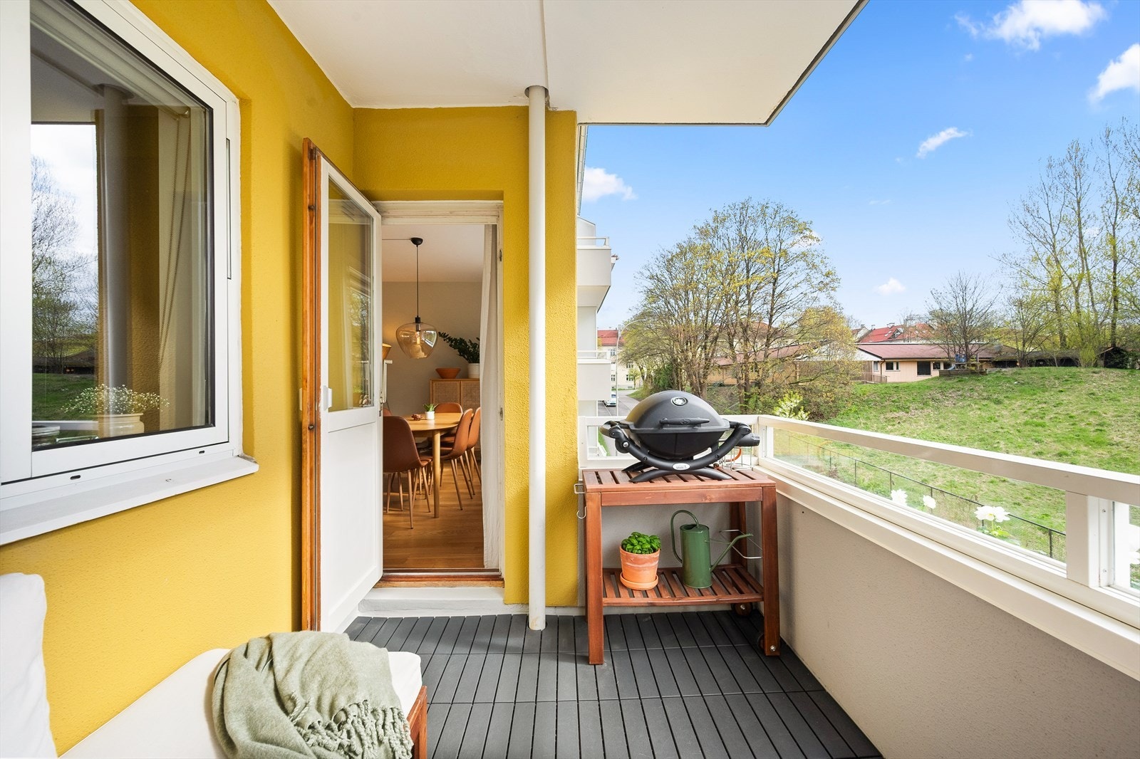Her er det plass til utemøblement og beplanting. Selger opplyser at på balkongen er det sol fra soloppgang frem til ca. kl. 14-15 tiden sommerstid. Galleribilde