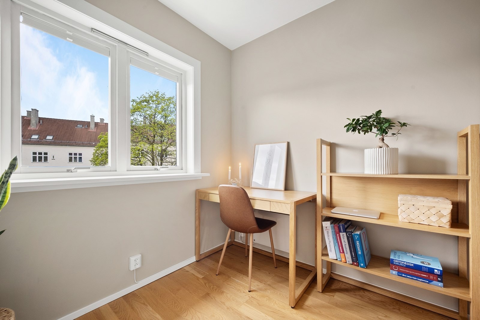 Her er det plass til seng, skrivepult og skap. Galleribilde