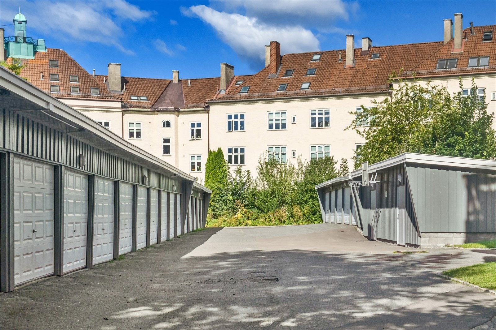 Borettslaget har garasjeplasser som leies ut etter lister. Galleribilde