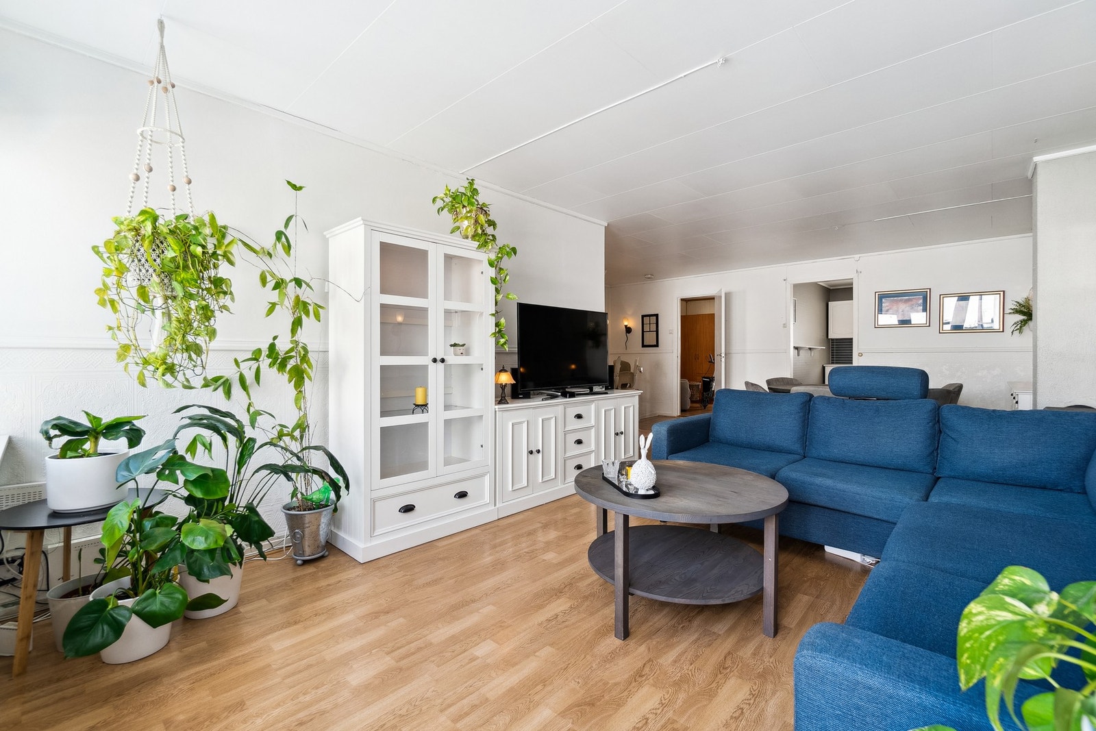 I den ene enden av stuen er det godt med plass til flere sittegrupper eller et større sofahjørne med TV. Galleribilde