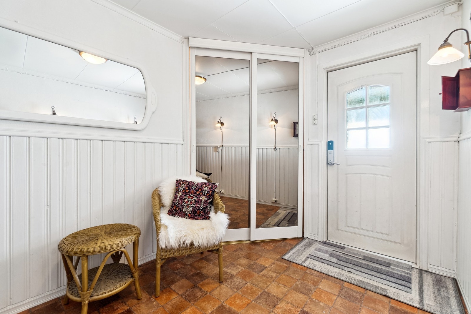 Inn entréen kommer du inn i en kombinert trappegang/entré, med skyvedørsgarderobe like til høyre for moderne og ryddigere oppbevaring av klær og tøy. I resten av gangen får du også ytterligere plass til å innrede ulike garderobeløsninger dersom det skulle Galleribilde