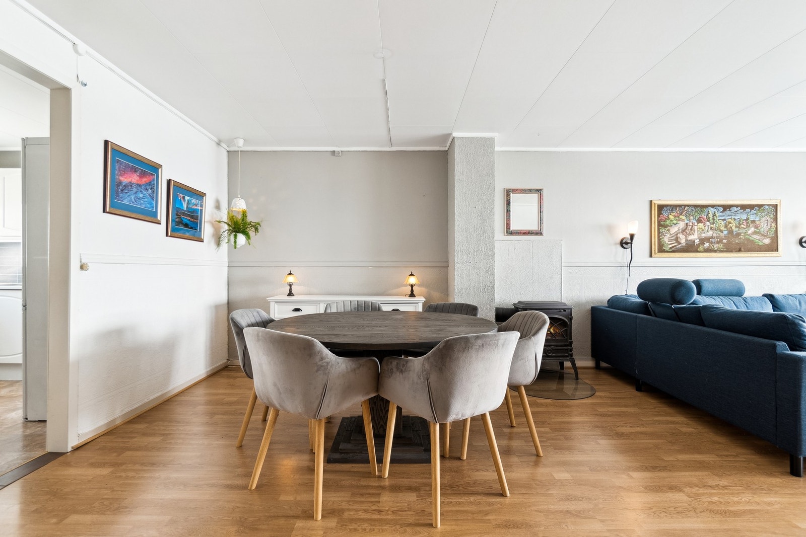Mot kjøkkenet kan det falle naturlig å innrede en spisestue. Galleribilde