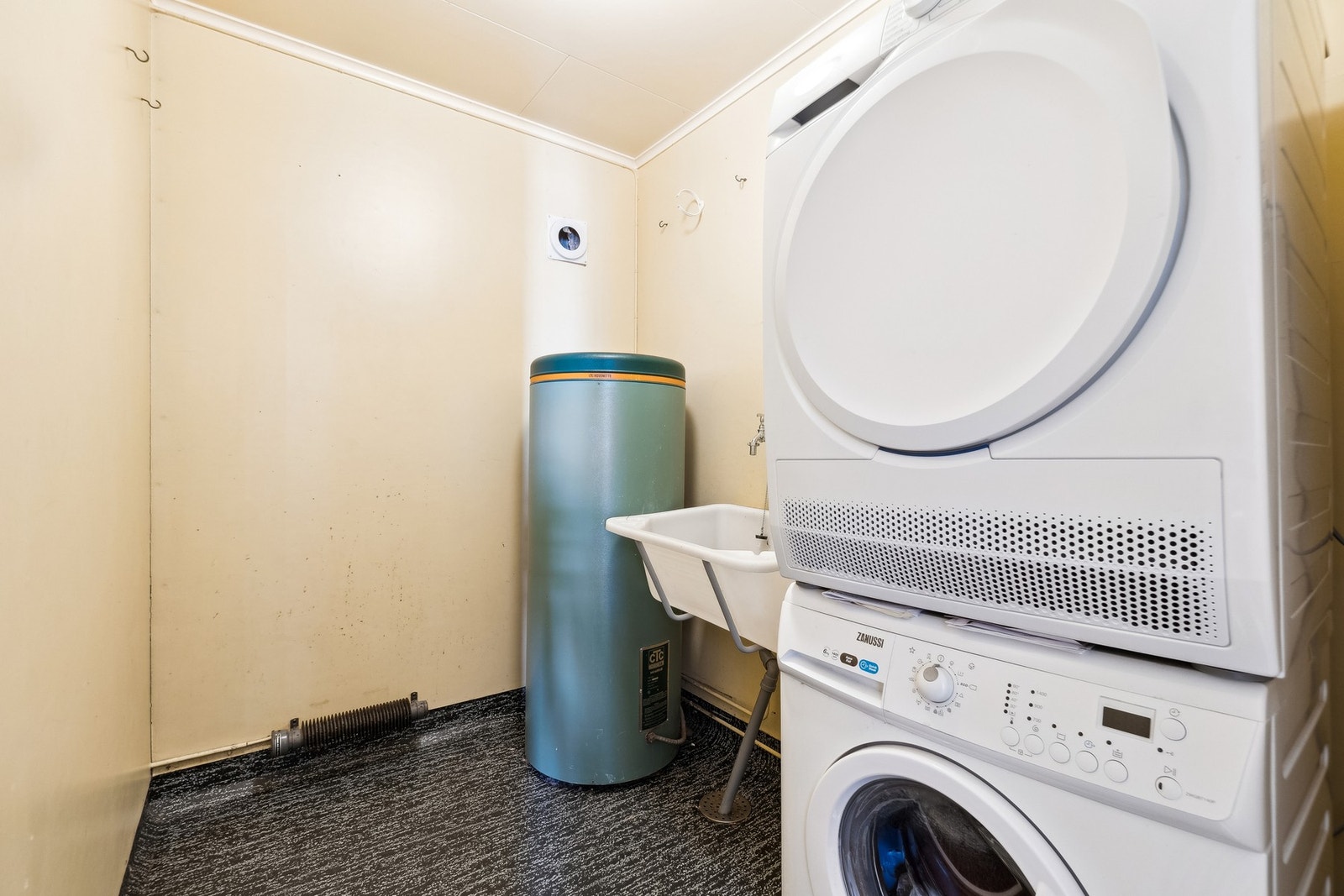 Vegg-i-vegg med badet er det også et eget vaskerom adskilt slik at du får ekstra god plass til klesvask- og tørk. Galleribilde