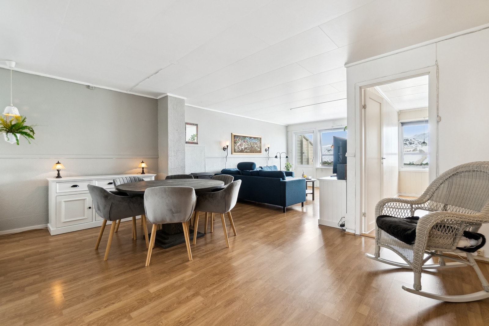 Øvrig i stuen finner du adkomst til 2 av soverommene. Her kan det ene soverommet bli en del av stuearealet om ønskelig. Galleribilde