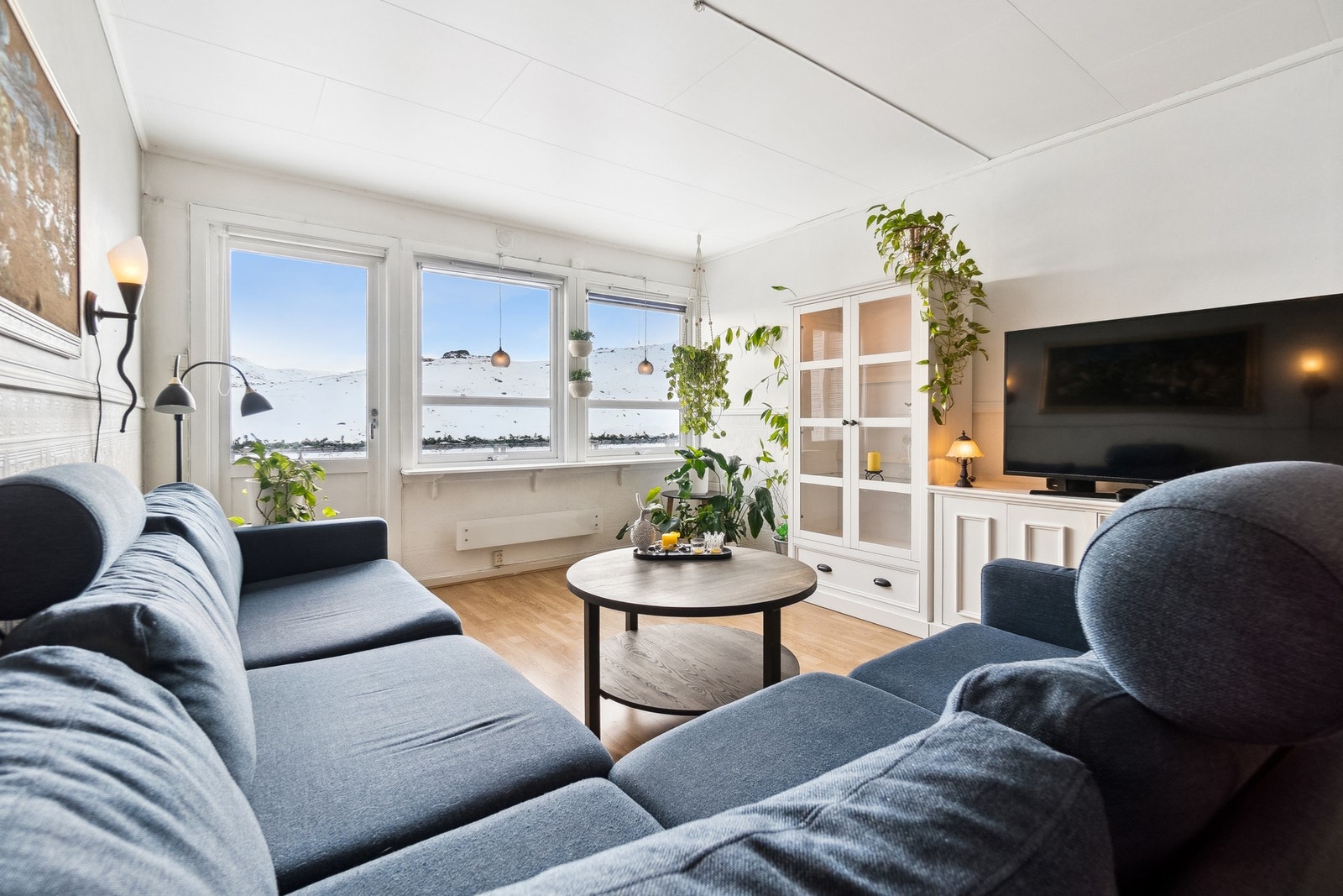 Stuen oppleves som luftig takket være godt med lysinnslipp, og har i tillegg en flott utsikt og adkomst til en balkong. Galleribilde