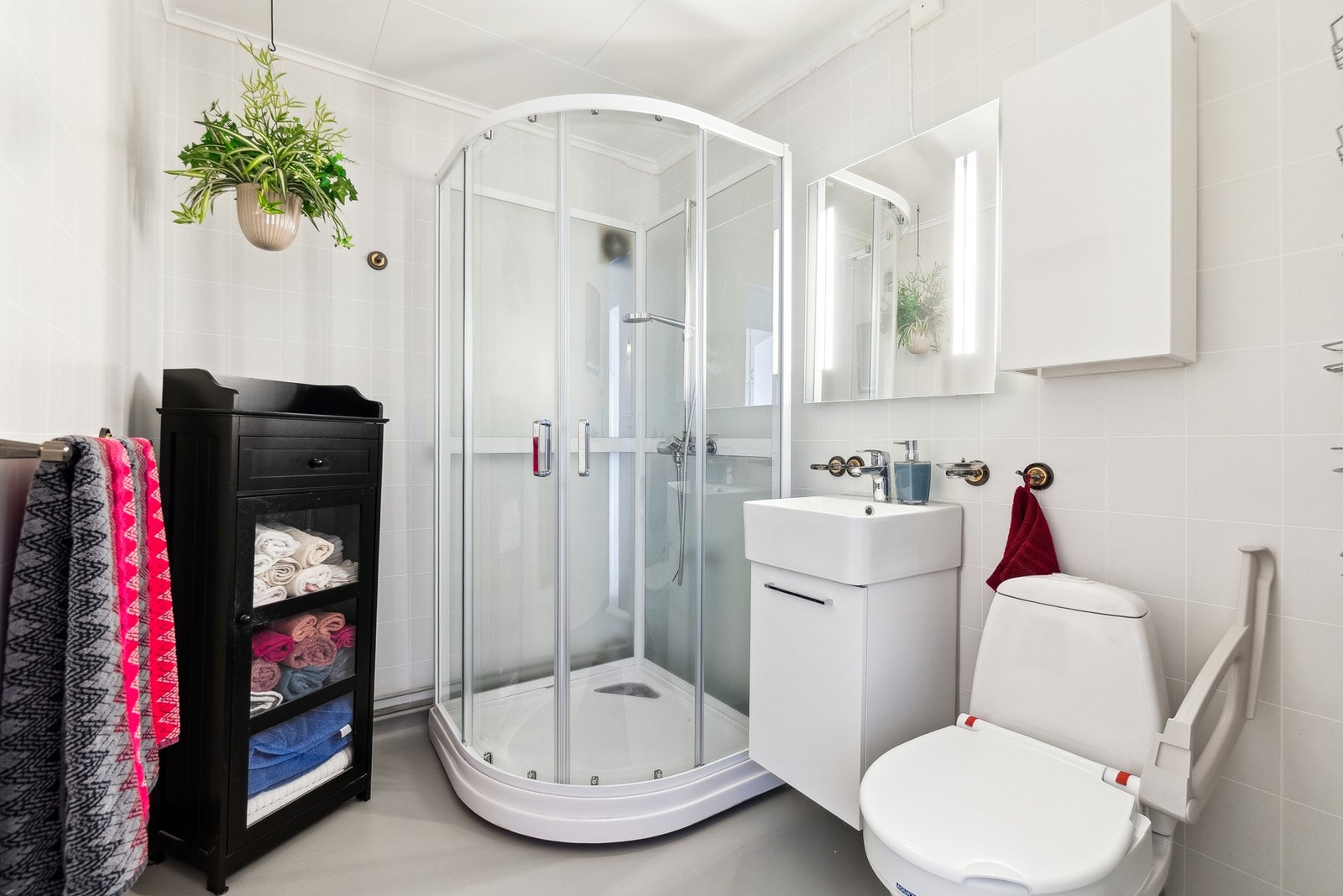 Badet har fått noen oppgraderinger i senere år og fremstår tidløst med en lys utførelse. Her er det bl.a. dusjkabinett, toalett og øvrig baderomsinnredning. Galleribilde