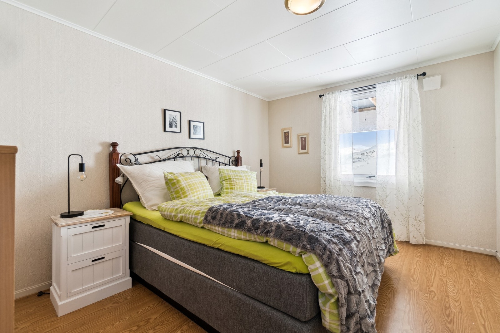 Samtlige soverom i boligen får god plass til dobbeltseng og øvrig innredning ved behov. Galleribilde