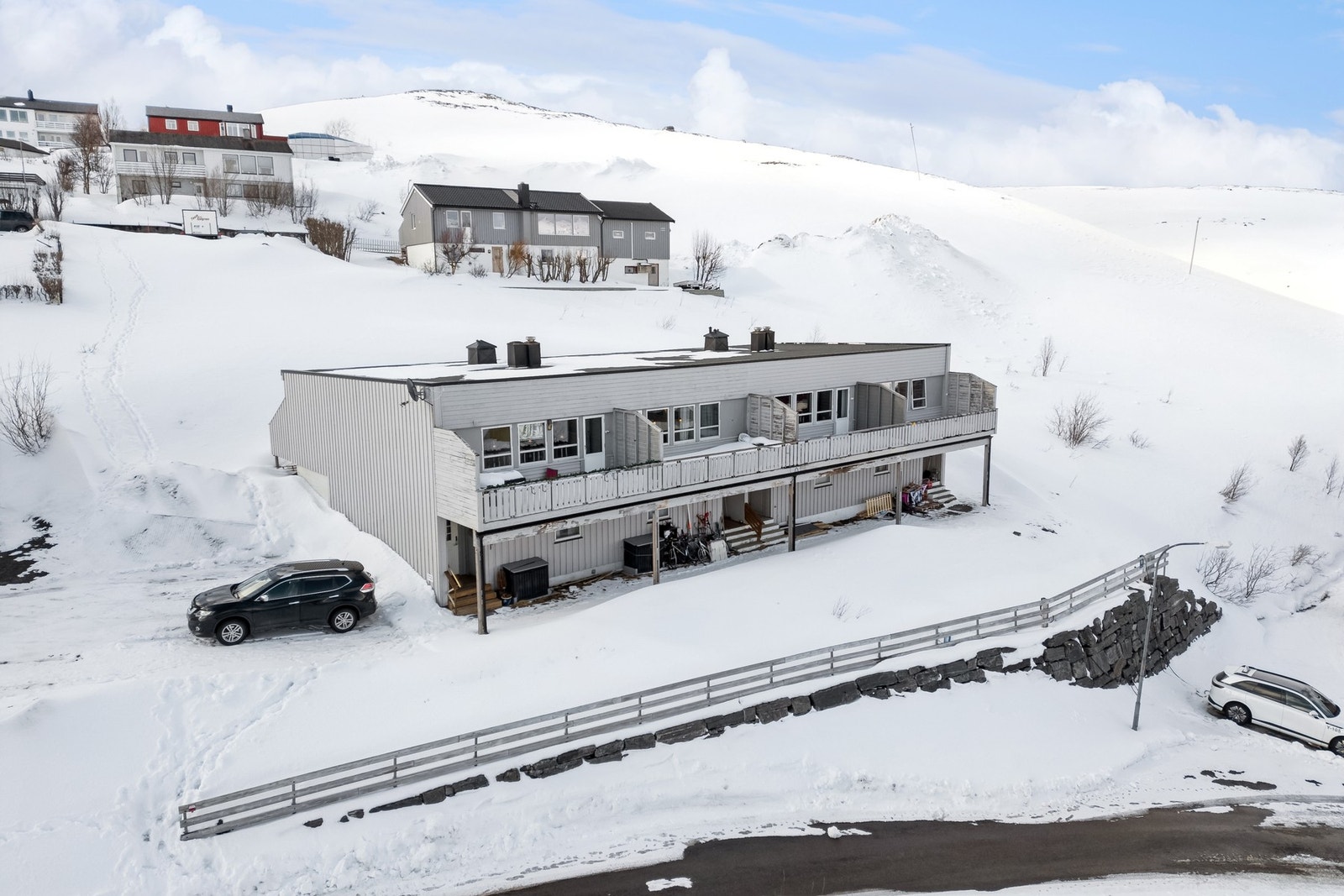 Boligen ligger i bydelen Baksalen i Hammerfest kommune, ca. 2 km fra bysentrum. Baksalen er et område etablert med rekkehus og eneboliger. I nærheten har man både barneskole, barnehage, friluftsområder og dagligvarebutikk. Galleribilde