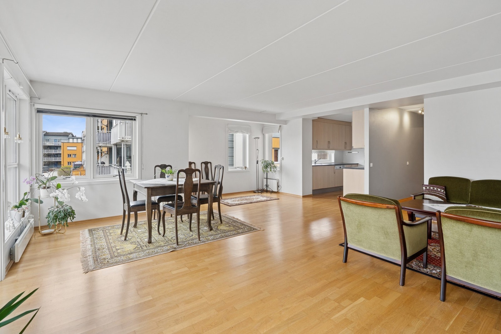 Åpen og innbydende planløsning med naturlige soner. Planløsningen gir fleksible møbleringsmuligheter. Galleribilde