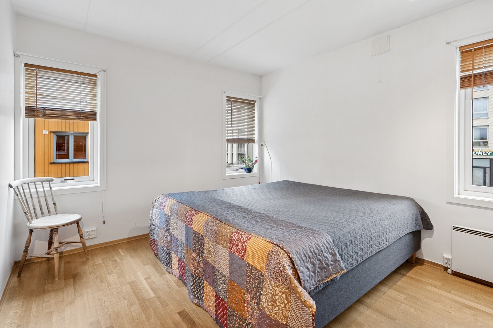 Rommet har vinduer på to sider som slipper inn godt med dagslys, og gir en lun og rolig atmosfære - perfekt for avslapping og hvile. Galleribilde