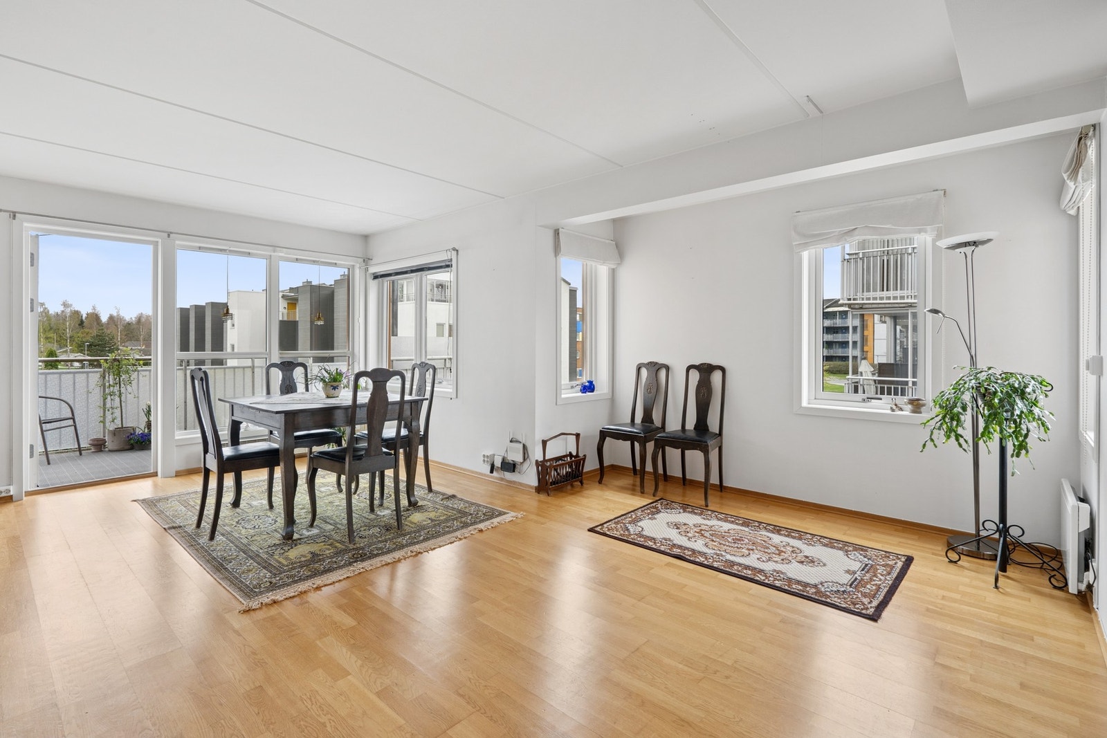 Fra spiseplassen er det utgang til en hyggelig balkong. Leiligheten er oppvarmet med elektrisitet. Elektrisk gulvvarme på bad. Galleribilde